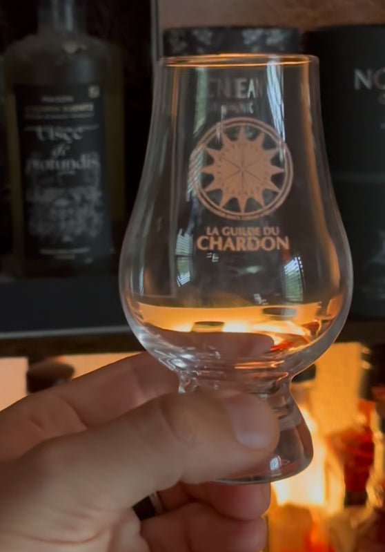 Photographie réelle de référence : forme du verre et logo gravé de la Guilde