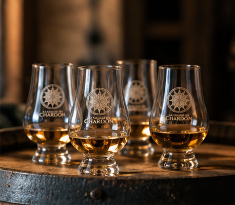 Mise en scène générée : quatre verres de dégustation de la Guilde, whisky non inclus
